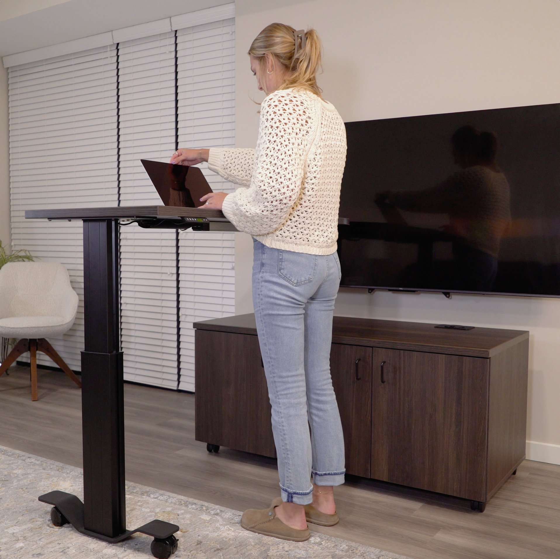 Samara rotating desk preview video in a living an apartment